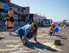 В День защиты детей маленькие благовещенцы рисовали на асфальте