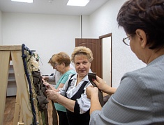 Сухой душ, носилки, сети и нашлемники изготавливают на «Фабрике для СВОих» в Благовещенске