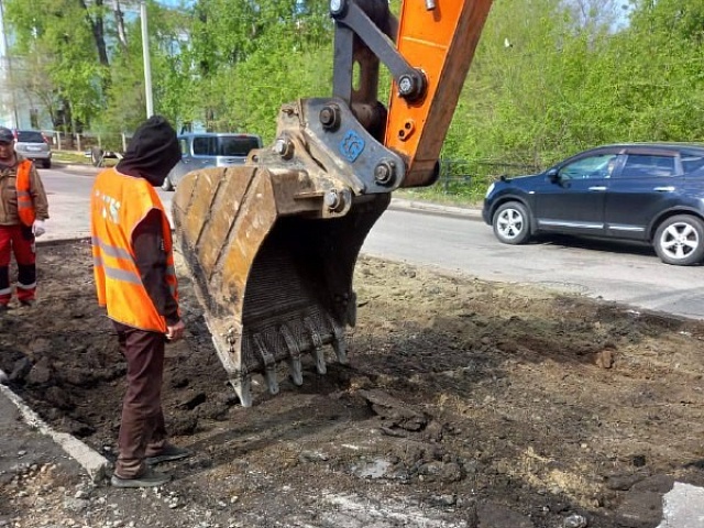 Сегодня в Благовещенске продолжается ямочный ремонт дорожного покрытия на ключевых улицах города