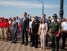 Мэр Благовещенска в День России вручил паспорта 13 юным благовещенцам