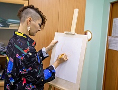 В Амурском медколледже прошел мастер-класс по рисованию для участников проекта «Целебная магия цвета»