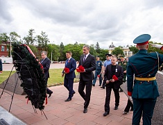 В День памяти и скорби благовещенцы возложили цветы к памятнику воинам-амурцам