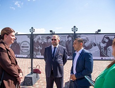 На набережной Амура в Благовещенске открыли фотовыставку ТАСС в честь юбилея города