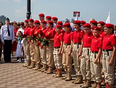 Мэр Благовещенска в День России вручил паспорта 13 юным благовещенцам