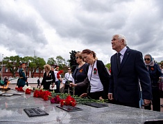 В День памяти и скорби благовещенцы возложили цветы к памятнику воинам-амурцам