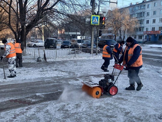В Благовещенске ГСТК очистил въезд к воротам школы №2 и дорогу вдоль медакадемии