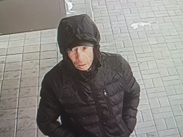 Не опять, а снова: в Благовещенске расклейщик испортил остановку