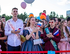 Почти 1200 благовещенских выпускников прошли в торжественном шествии по центру Благовещенска 
