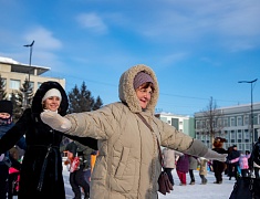 Театрализованная игровая программа для всей семьи "Рождество по-русски" прошла на центральной площади Благовещенска