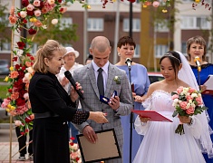 Коллективную свадьбу провели на берегу Зеи в Благовещенске