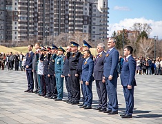Копию Знамени Победы подняли на флагшток в Благовещенске в преддверии 9 Мая