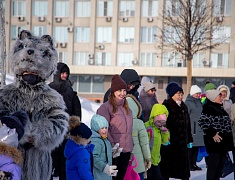 Театрализованная игровая программа для всей семьи "Рождество по-русски" прошла на центральной площади Благовещенска