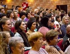В Благовещенске за заслуги наградили более сотни педагогов
