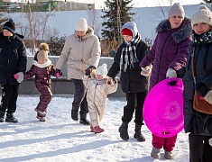 Театрализованная игровая программа для всей семьи "Рождество по-русски" прошла на центральной площади Благовещенска