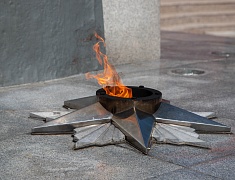 Цветы в память о подвиге советских солдат возложили в Благовещенске