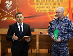 Мэр Благовещенска Олег Имамеев вручил кубок наставника месяца Виктору Ныркову