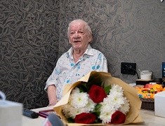 Мэр Олег Имамеев вручил юбилейную медаль "блокаднику" Валерию Великоборцу