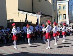 В школах Благовещенска прошли торжественные линейки