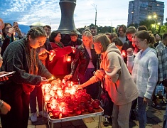 Более 400 благовещенцев на набережной Амура зажгли свечи в память о жертвах всех терактов 