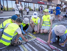 В День защиты детей маленькие благовещенцы рисовали на асфальте
