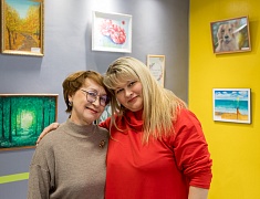 Выставка работ членов клуба «Живопись в третьем возрасте» Ассоциации пожилых людей открыла свои двери в «Чеховке»