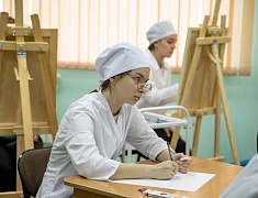 В Амурском медколледже прошел мастер-класс по рисованию для участников проекта «Целебная магия цвета»