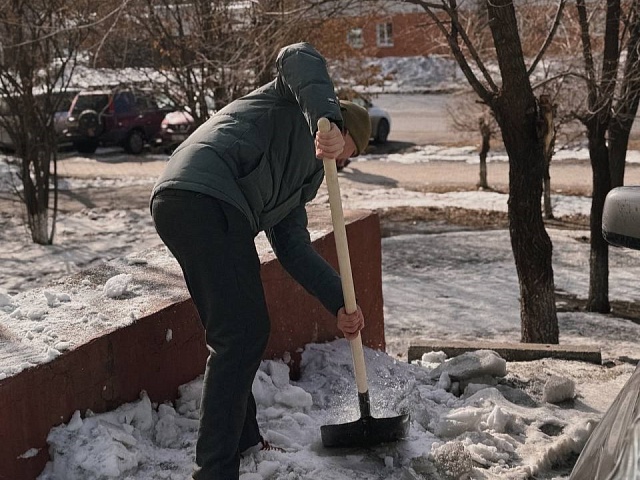 Сотрудники муниципальных предприятий помогают Благовещенску избавиться от снежного покрова