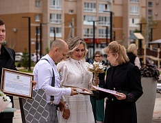 Коллективную свадьбу провели на берегу Зеи в Благовещенске