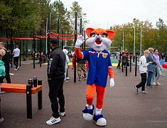 «Умную» спортивную площадку в Благовещенске открыли зарядкой и состязаниями