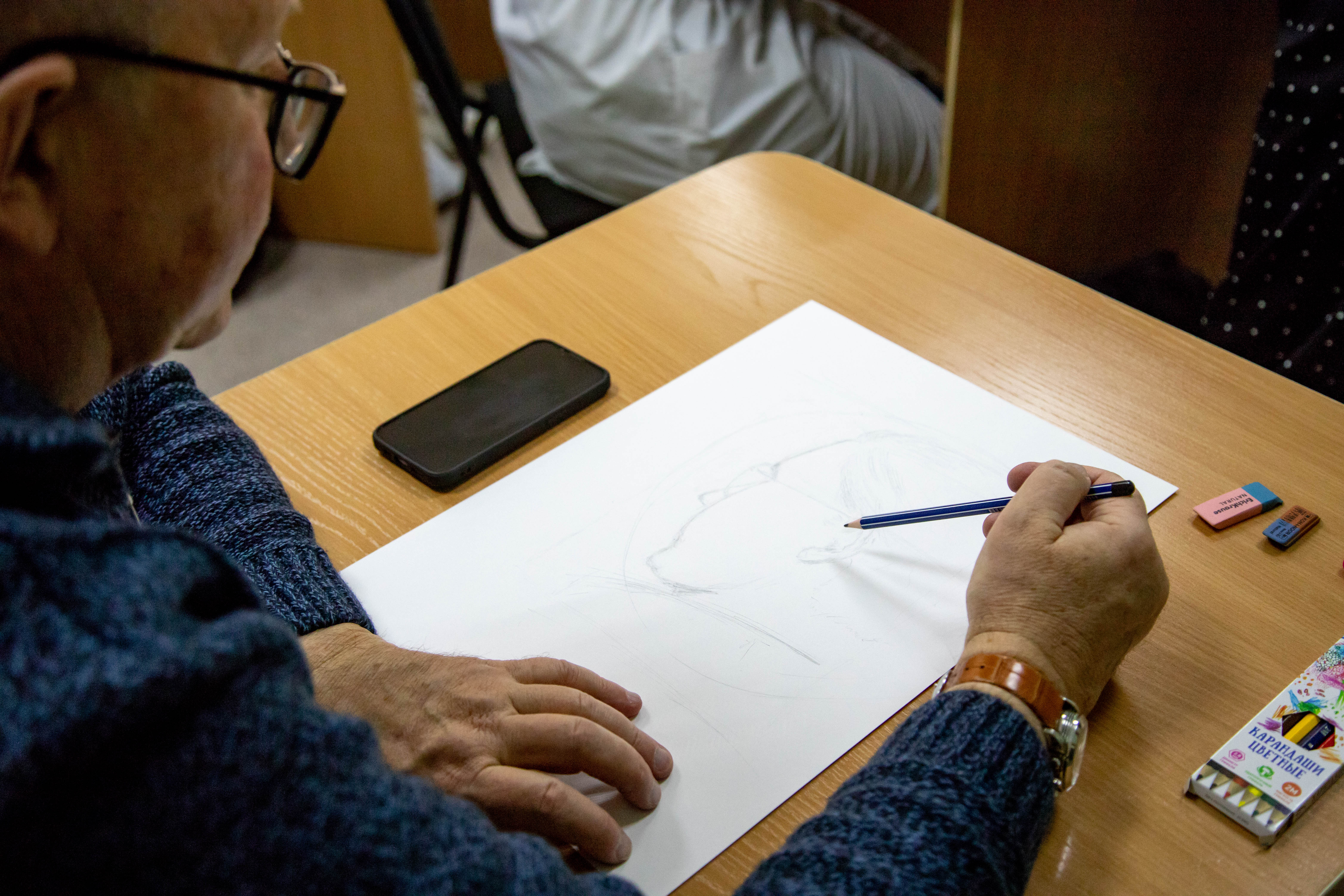 В Амурском медколледже прошел мастер-класс по рисованию для участников проекта «Целебная магия цвета»