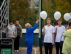 «Умную» спортивную площадку в Благовещенске открыли зарядкой и состязаниями