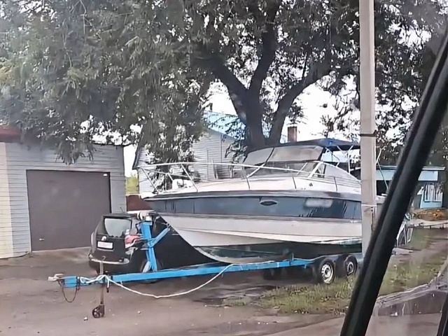 Необычный нарушитель в Благовещенске: мужчина решил припарковать на городском газоне лодку