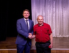 Знаки «50 лет Байкало-Амурской магистрали» вручили благовещенцам