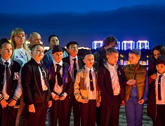 Более 400 благовещенцев на набережной Амура зажгли свечи в память о жертвах всех терактов 