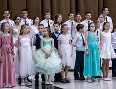 Больше 400 благовещенцев закружил кадетский бал