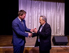 Знаки «50 лет Байкало-Амурской магистрали» вручили благовещенцам