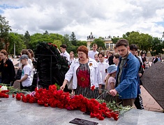 В День памяти и скорби благовещенцы возложили цветы к памятнику воинам-амурцам