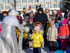 На площади Ленина для детей провели праздник со сказочными персонажами