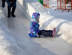 Театрализованная игровая программа для всей семьи "Рождество по-русски" прошла на центральной площади Благовещенска