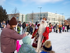 Театрализованная игровая программа для всей семьи "Рождество по-русски" прошла на центральной площади Благовещенска