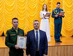 В Благовещенске в честь 84 дня рождения ДВОКУ личному составу вручили награды