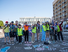 В День защиты детей маленькие благовещенцы рисовали на асфальте