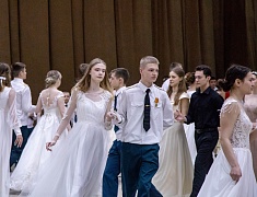 Больше 400 благовещенцев закружил кадетский бал