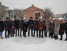 В День Героев России мэр Олег Имамеев и городские депутаты возложили цветы к памятнику Юрию Кузнецова