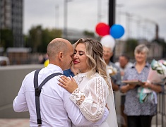 Коллективную свадьбу провели на берегу Зеи в Благовещенске