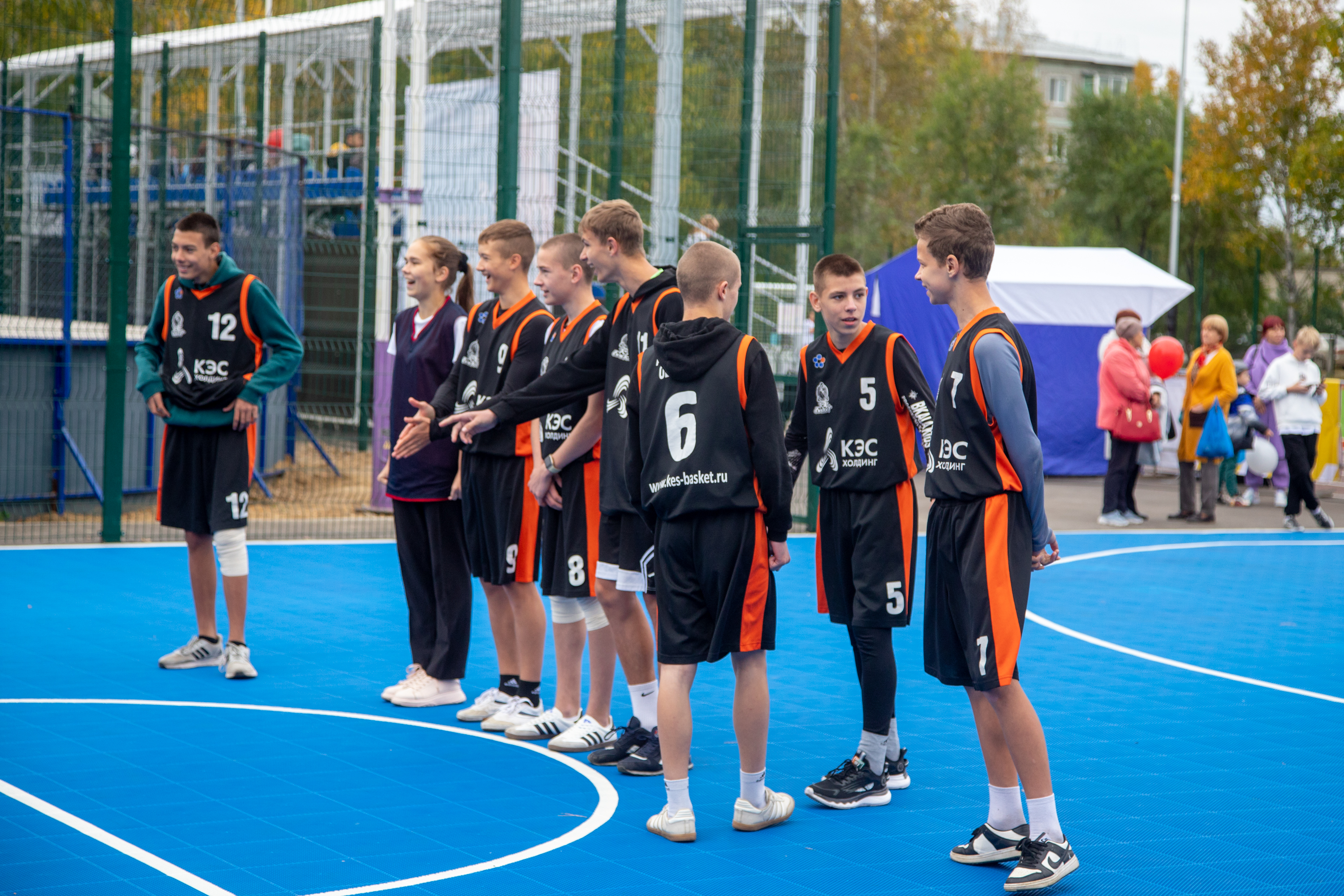 «Умную» спортивную площадку в Благовещенске открыли зарядкой и состязаниями