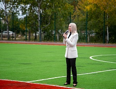 «Умную» спортивную площадку в Благовещенске открыли зарядкой и состязаниями