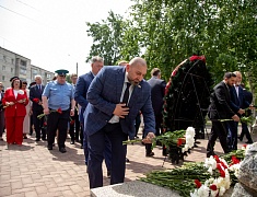 В Благовещенске прошли торжественные церемонии у памятников основателям города