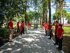 Цветы в память о подвиге советских солдат возложили в Благовещенске
