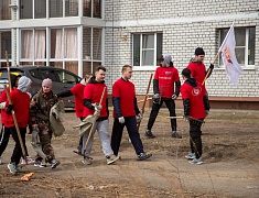 Мэр Благовещенска Олег Имамеев вместе с фан-клубом города очистил еще одну городскую территорию